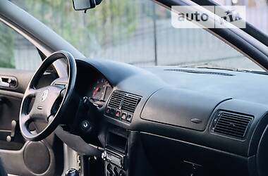 Хэтчбек Volkswagen Golf 2000 в 
