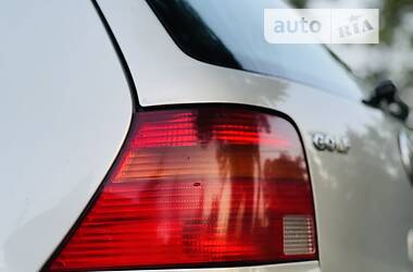 Хэтчбек Volkswagen Golf 2000 в 