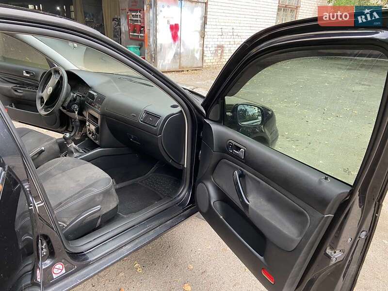 Хетчбек Volkswagen Golf 2004 в Новомосковську