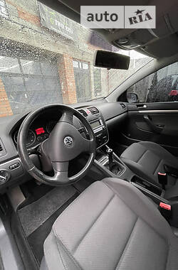 Хэтчбек Volkswagen Golf 2004 в 