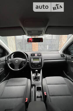 Хэтчбек Volkswagen Golf 2004 в 