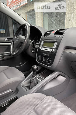 Хэтчбек Volkswagen Golf 2004 в 