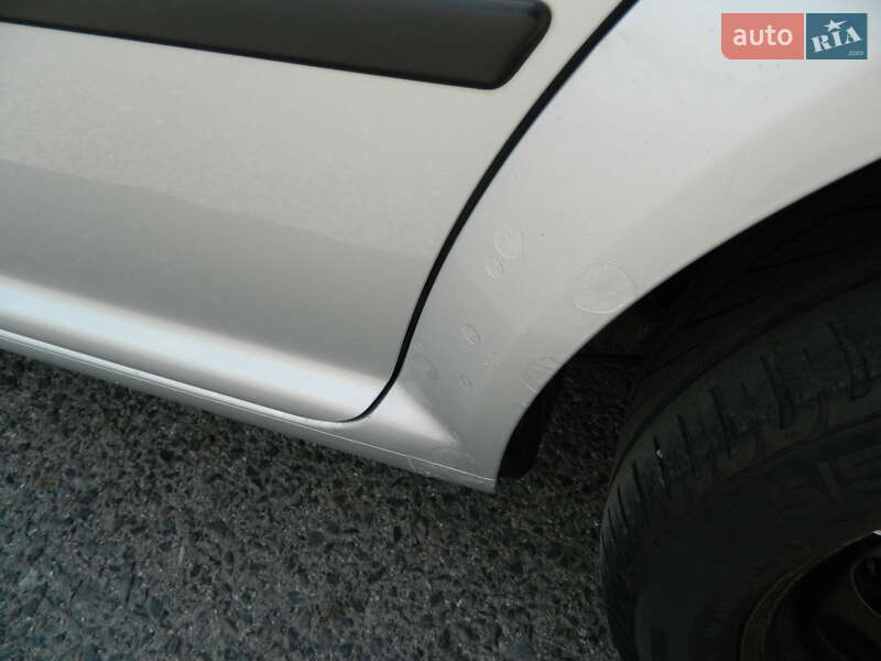 Універсал Volkswagen Golf 2001 в Чернівцях