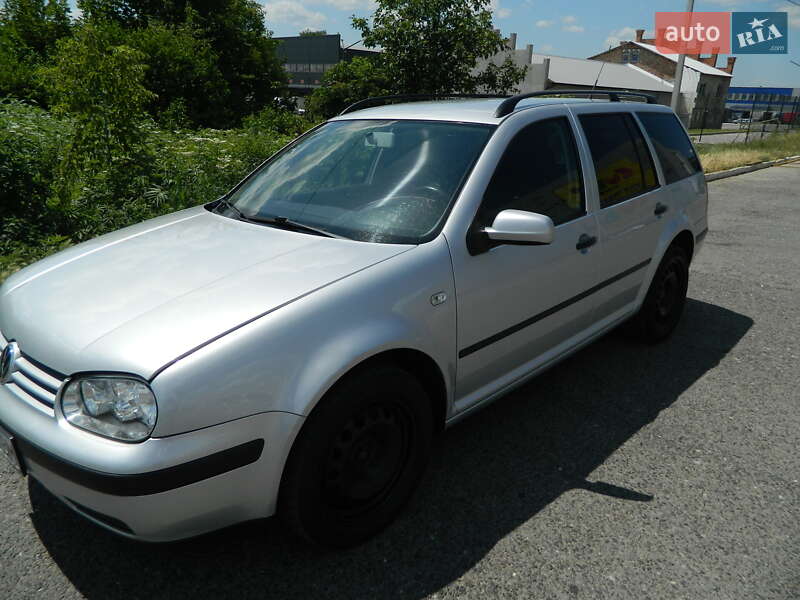 Універсал Volkswagen Golf 2001 в Чернівцях