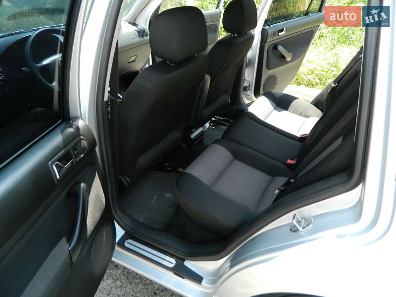Універсал Volkswagen Golf 2001 в Чернівцях