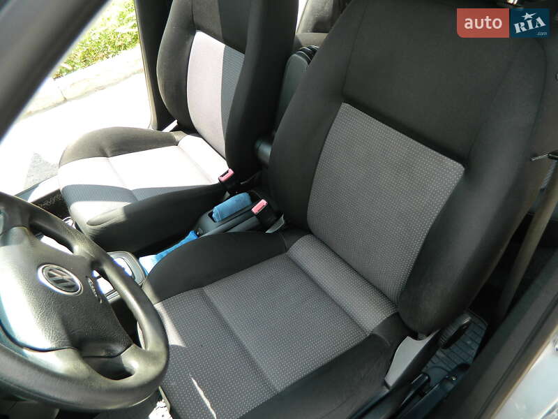 Універсал Volkswagen Golf 2001 в Чернівцях