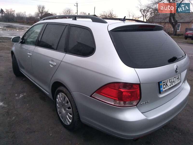 Універсал Volkswagen Golf 2011 в Демидівці