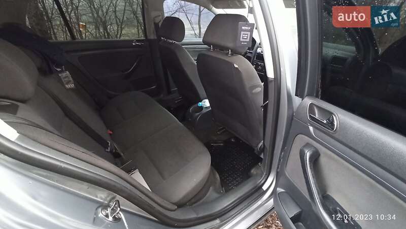 Хетчбек Volkswagen Golf 2005 в Коломиї