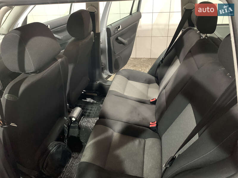 Універсал Volkswagen Golf 2004 в Зачепилівці