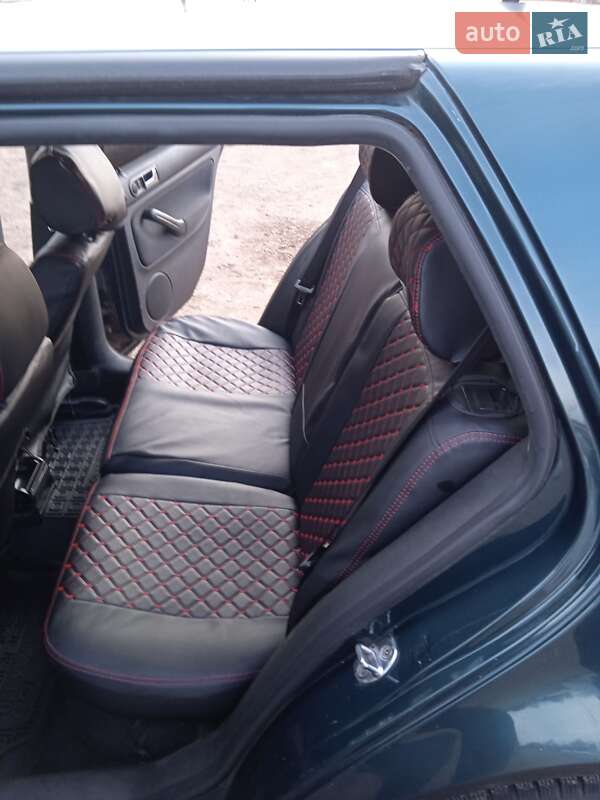 Хэтчбек Volkswagen Golf 2002 в Коростене