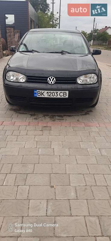 Хэтчбек Volkswagen Golf 2001 в Березному