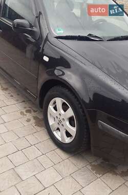 Хэтчбек Volkswagen Golf 2001 в 