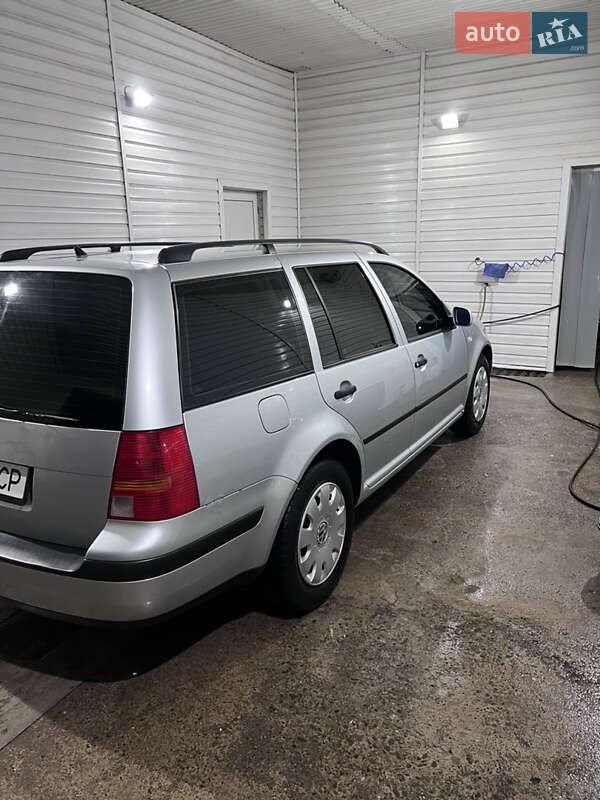 Універсал Volkswagen Golf 2001 в Чернівцях