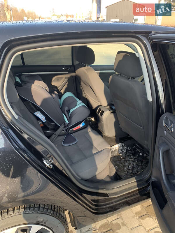 Хэтчбек Volkswagen Golf 2004 в Львове