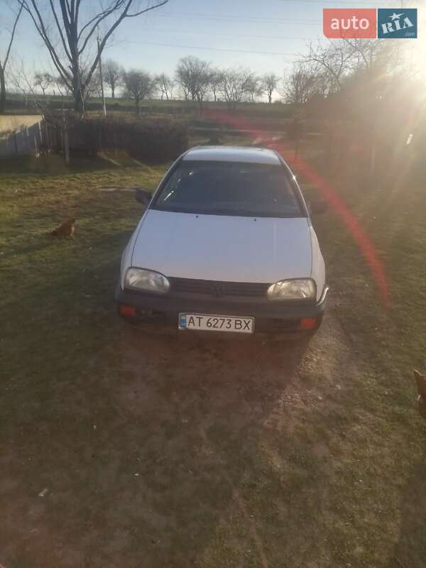 Хэтчбек Volkswagen Golf 1995 в Снятине
