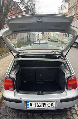 Хэтчбек Volkswagen Golf 1999 в 
