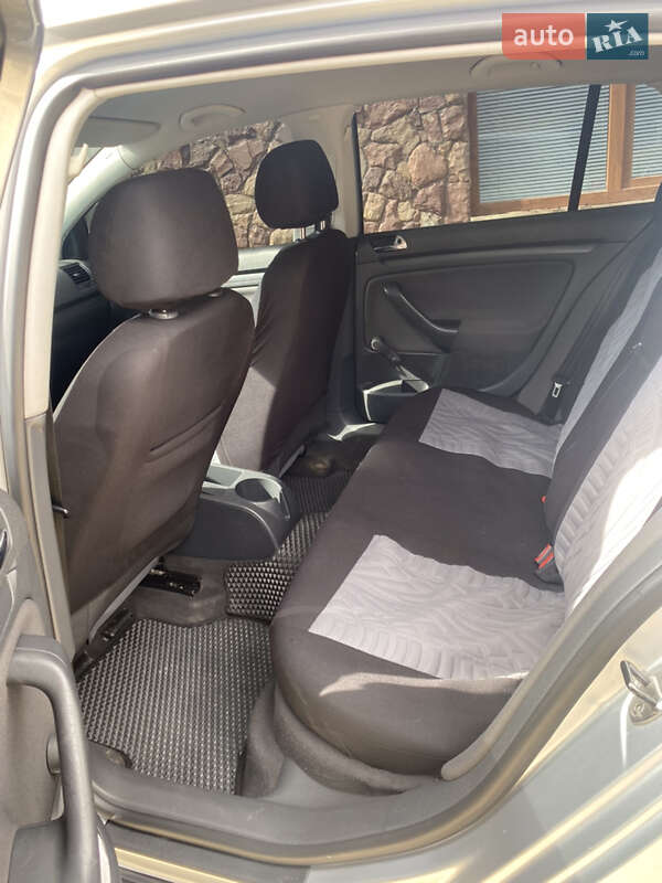 Хэтчбек Volkswagen Golf 2004 в Яремче