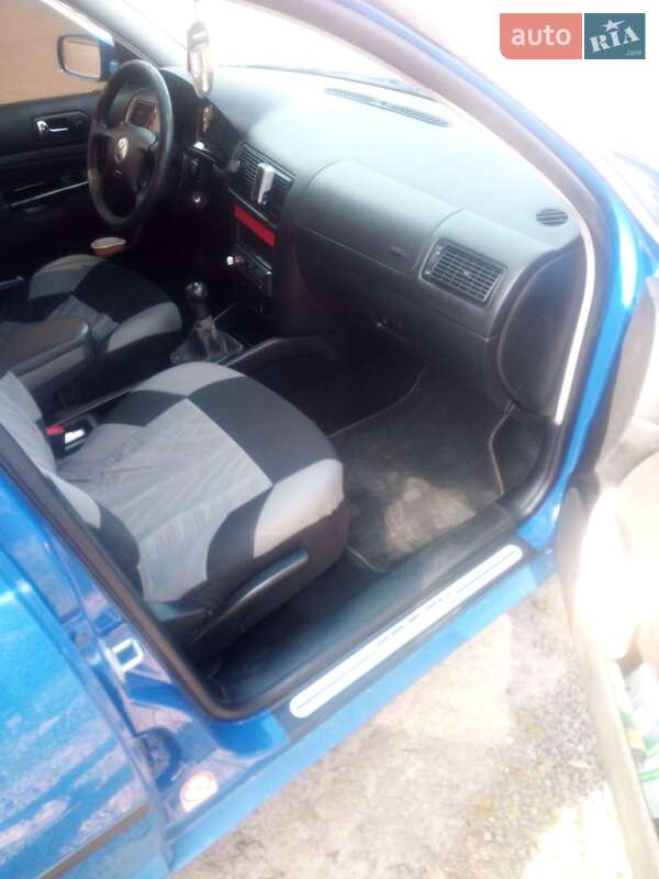 Хетчбек Volkswagen Golf 2001 в Володимирці