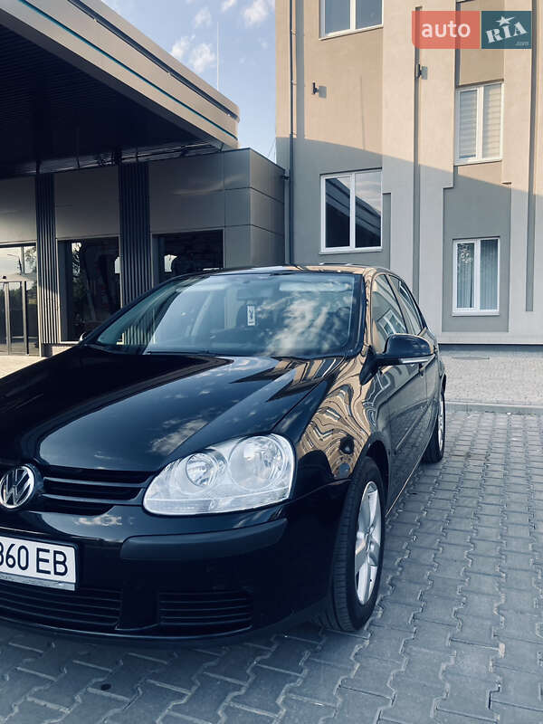 Хетчбек Volkswagen Golf 2005 в Чернівцях