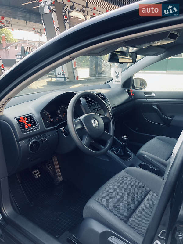 Хетчбек Volkswagen Golf 2005 в Чернівцях