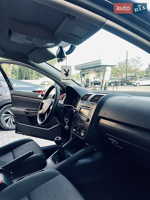 Хетчбек Volkswagen Golf 2005 в Чернівцях