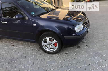 Хэтчбек Volkswagen Golf 2002 в Черновцах