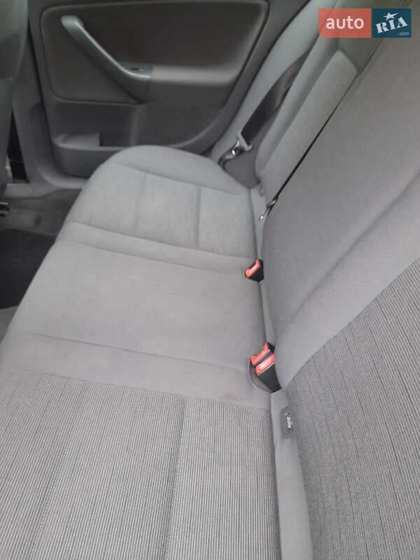 Хетчбек Volkswagen Golf 2005 в Рівному