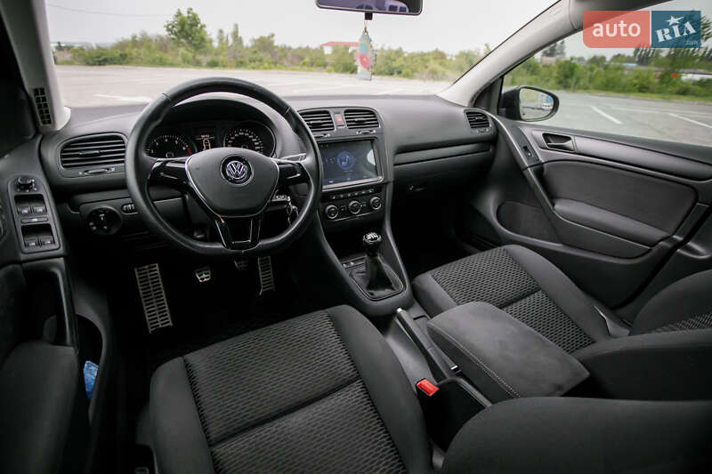 Хетчбек Volkswagen Golf 2012 в Чернівцях