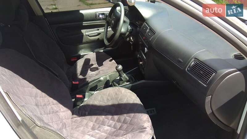 Хетчбек Volkswagen Golf 2001 в Каневі