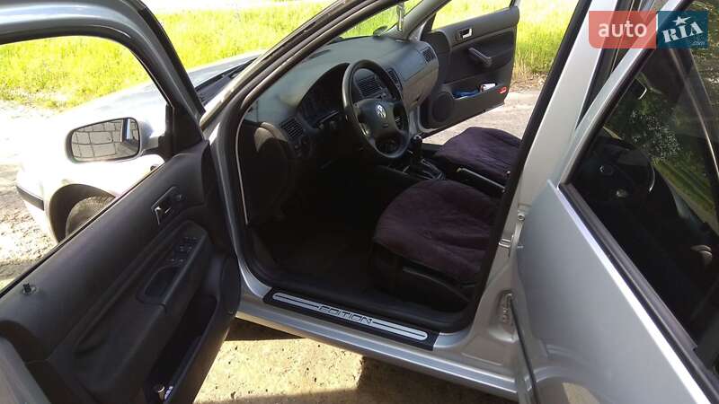 Хетчбек Volkswagen Golf 2001 в Каневі