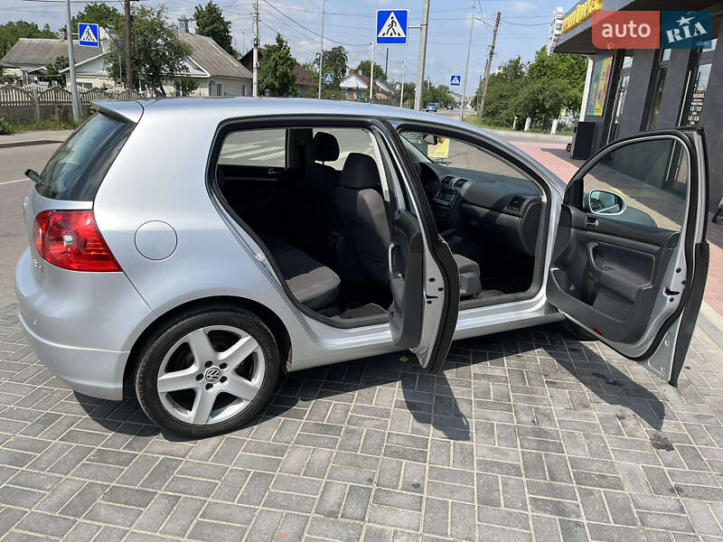 Хэтчбек Volkswagen Golf 2008 в Ровно
