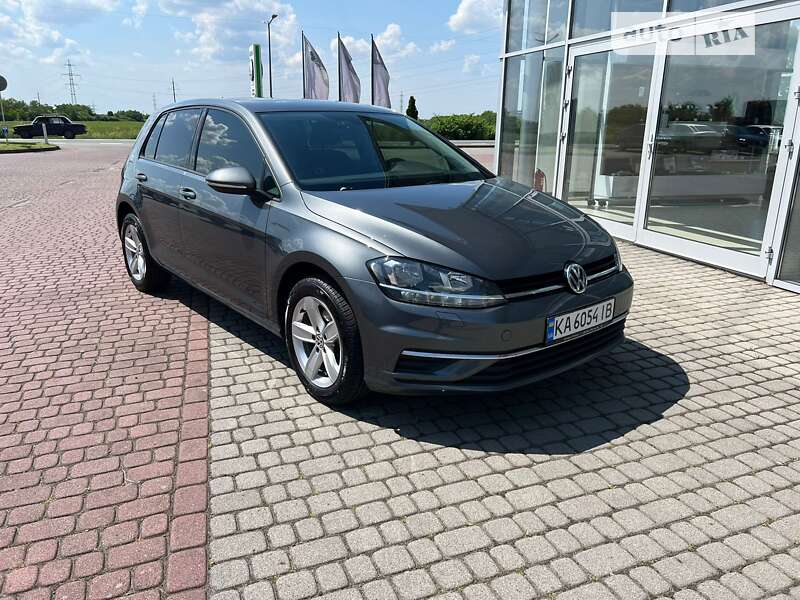 Хетчбек Volkswagen Golf 2019 в 