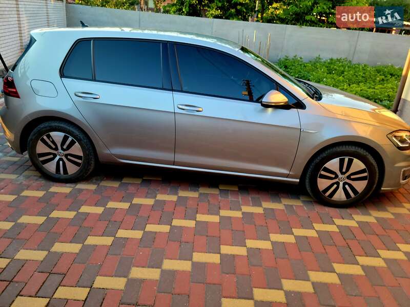 Хэтчбек Volkswagen Golf 2017 в Житомире