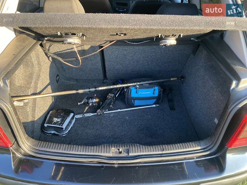 Хэтчбек Volkswagen Golf 2001 в Ахтырке