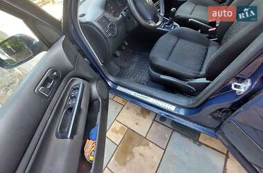 Хэтчбек Volkswagen Golf 2002 в 