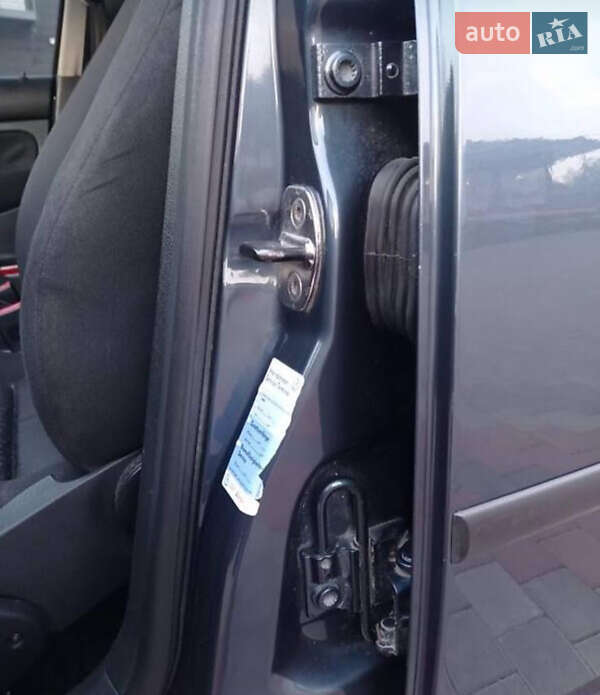 Хэтчбек Volkswagen Golf 2003 в Калуше