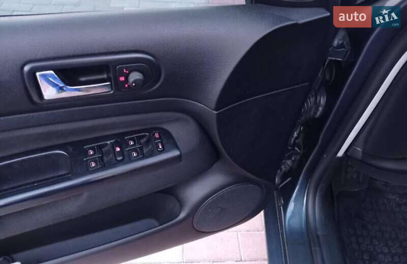 Хэтчбек Volkswagen Golf 2003 в Калуше