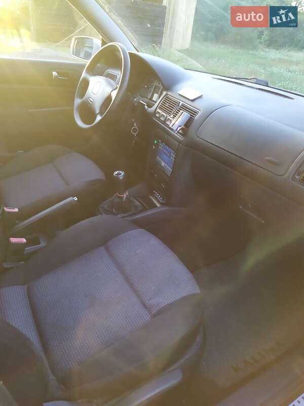 Хетчбек Volkswagen Golf 2001 в Дубровиці