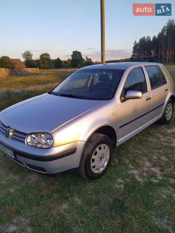 Хетчбек Volkswagen Golf 2001 в Дубровиці