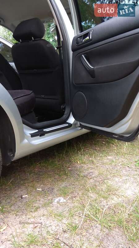 Хетчбек Volkswagen Golf 2001 в Каневі