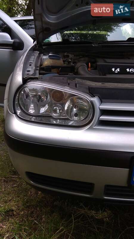 Хетчбек Volkswagen Golf 2001 в Каневі