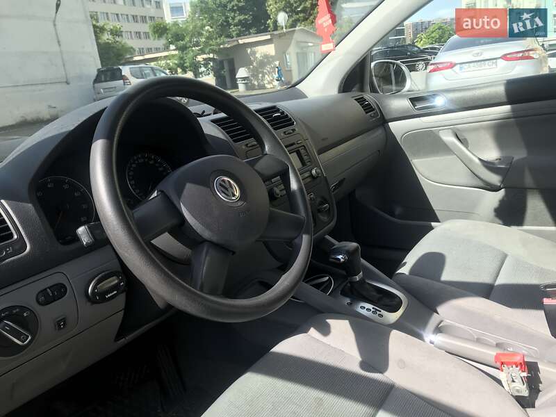 Хэтчбек Volkswagen Golf 2004 в Киеве