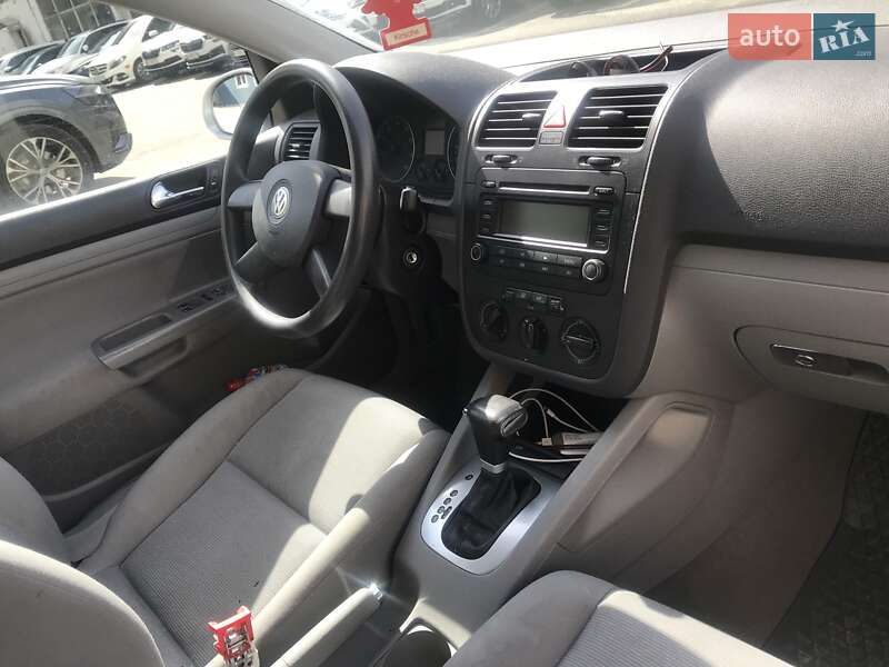 Хэтчбек Volkswagen Golf 2004 в Киеве