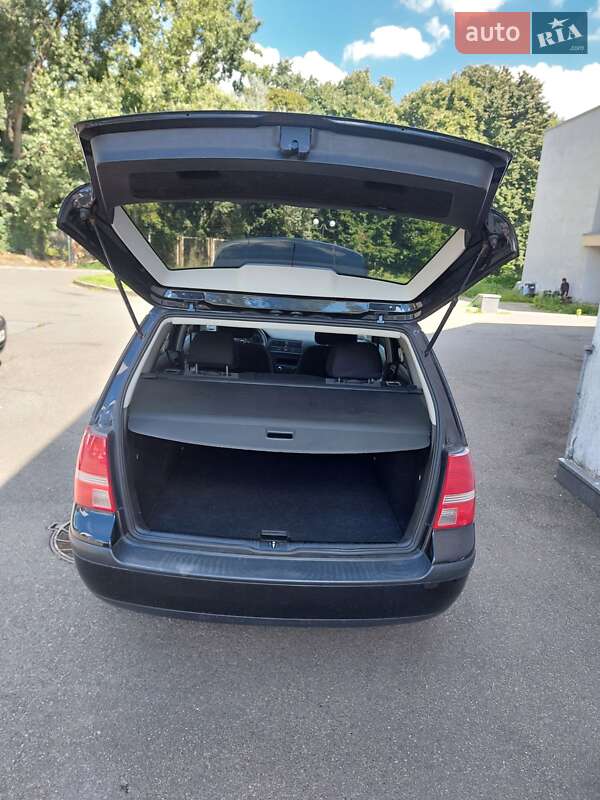 Универсал Volkswagen Golf 2004 в Киеве