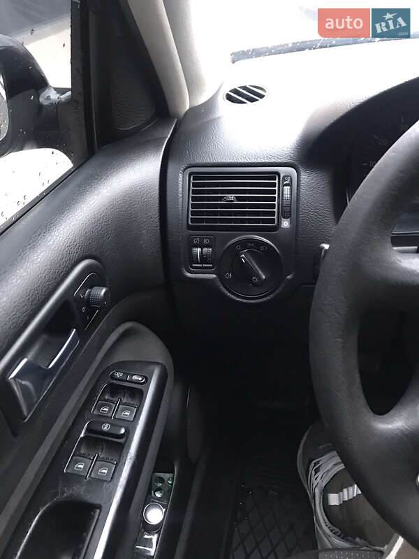 Хетчбек Volkswagen Golf 2002 в Дрогобичі