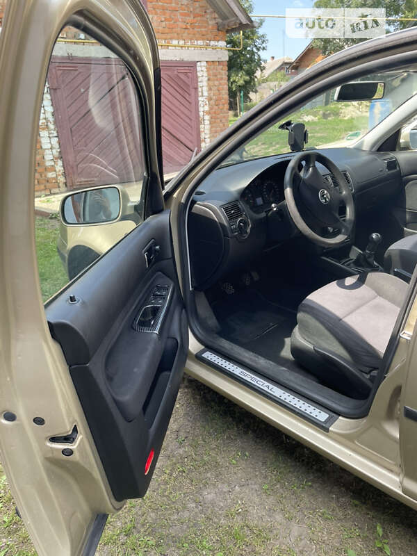Хэтчбек Volkswagen Golf 2002 в Бучаче