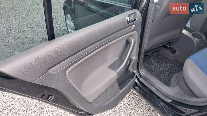 Хэтчбек Volkswagen Golf 2005 в Ходорове