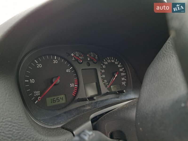 Хетчбек Volkswagen Golf 2002 в Старокостянтинові