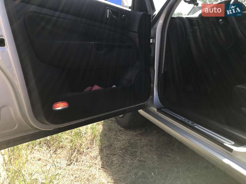 Хэтчбек Volkswagen Golf 2001 в Краснограде