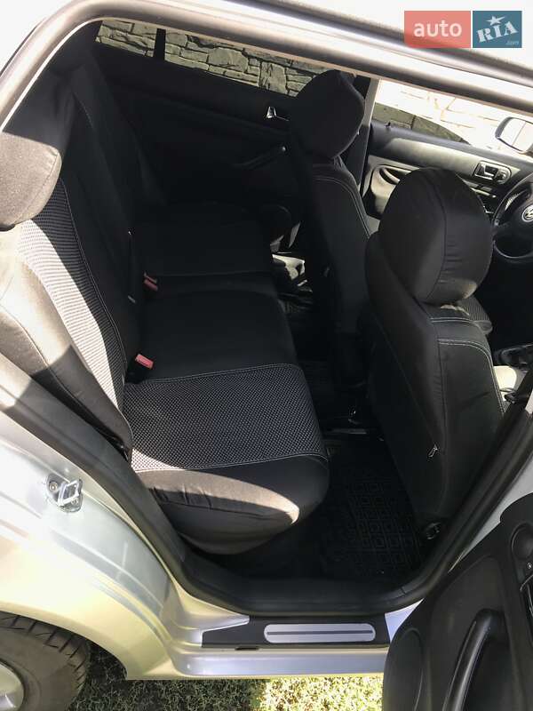 Хэтчбек Volkswagen Golf 2001 в Краснограде